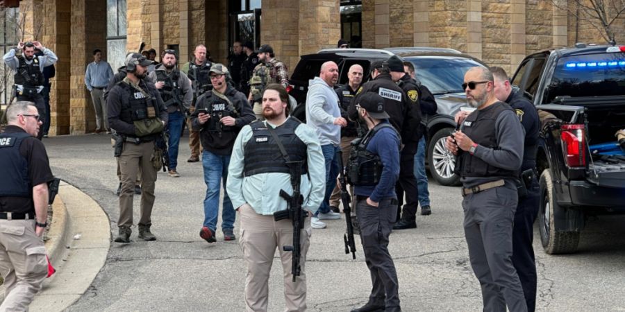 Polizeibeamte stehen vor der Synagoge in West Bloomfield. Foto: Corey Williams/AP/dpa