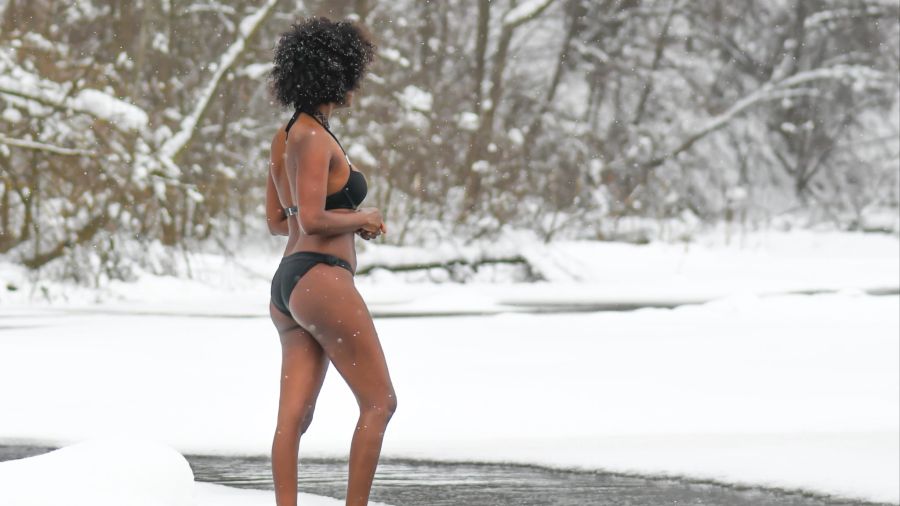 schwarze frau im bikini, winter, fluss