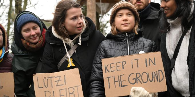 Die Klimaaktivistinnen Luisa Neubauer (2. v. l.), Greta Thunberg (3. v. r.), Lakshmi Thevasagayam (r.) und der Klimaktivist Florian Özcan (2. v. r.) protestieren in Lützerath. (Archivbild) Die Klimaaktivistinnen Luisa Neubauer (2.v.l), Greta Thunberg (3.v.r), Lakshmi Thevasagayam (r) und der Klimaktivist Florian Özcan (2.v.r) protestieren in Lützerath.