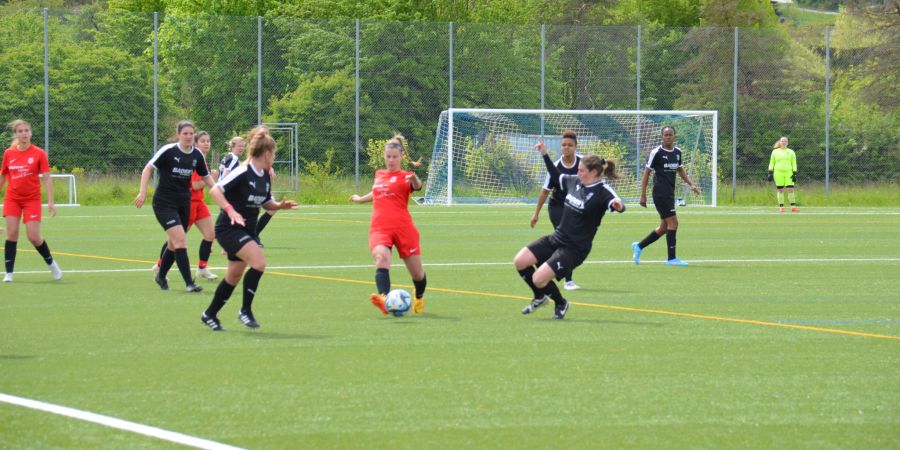 Die Damen des FC Küsnacht im Spiel gegen das Team Furttal Zürich