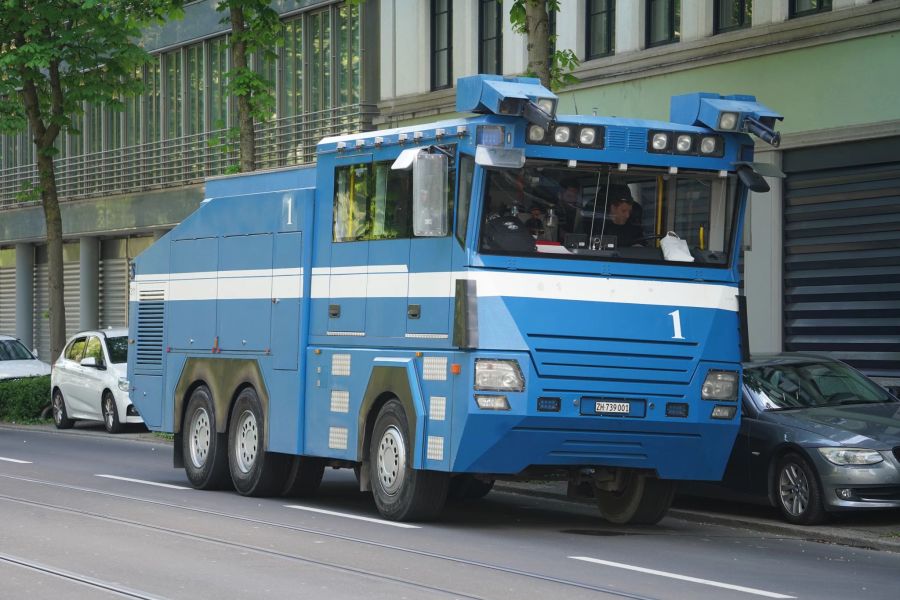 Ein Wasserwerfer steht in Zürich bereit.