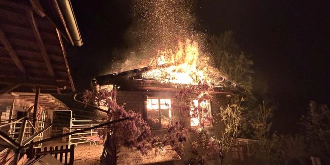 Holzschopf in Vollbrand.