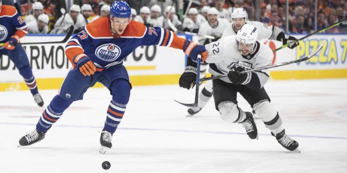 Für Kevin Fiala (rechts) ist die Saison in der NHL gelaufen. NHL
