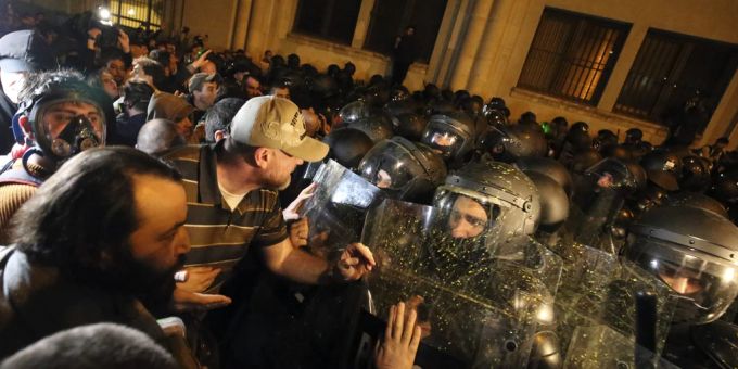 Bei Protesten in Georgien kam es zu körperlichen Auseinandersetzungen zwischen Protestierenden und der Polizei. (Archivbild) georgien russisches gesetz proteste