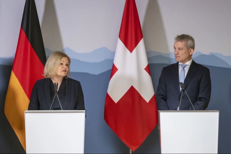 Doch die deutsche Innenministerin Nancy Faeser bleibt unbeeindruckt: «Wir werden die Grenzkontrollen eher ausweiten», kündigte sie an.