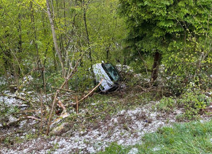 Der Autofahrer wurde beim Unfall verletzt. Unfall in Himmelried
