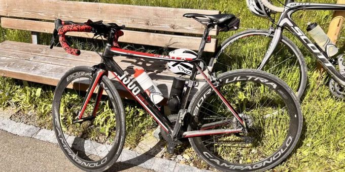Fahrrad des gestürzten Rennradfahrers. gestürzter Rennradfahrer