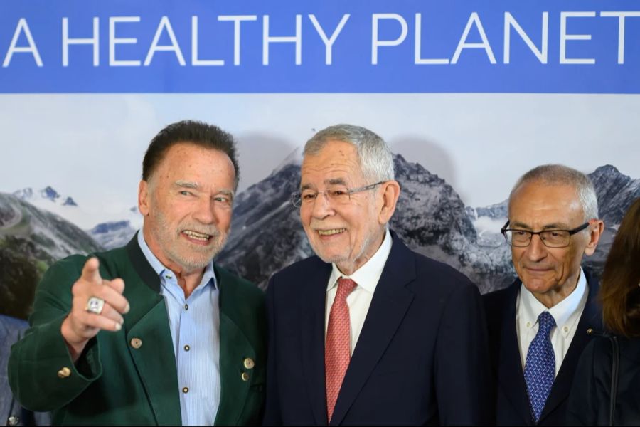 Ex-Gouverneur Arnold Schwarzenegger (links) setzt sich für den Klimaschutz ein am «Austrian World Summit», mit Bundespräsident Alexander Van der Bellen (Mitte) und dem Sondergesandte des US-Präsidenten für das Klima, John Podesta, am 20. Juni 2024 in Wien.