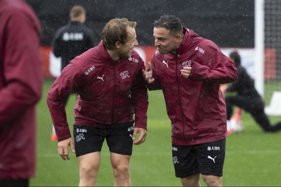 Xherdan Shaqiri scherzt in der Vorbereitung auf die EM mit Trainingsgast Marco Odermatt.