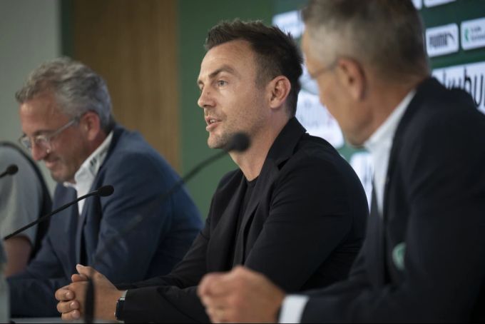 Enrico Maassen (Mitte) bei seiner Vorstellung beim FC St.Gallen. FC St.Gallen
