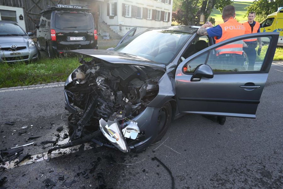 Beide Autofahrenden wurden beim Unfall verletzt.