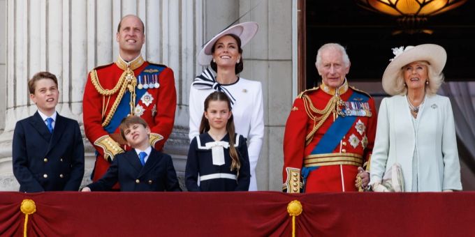 Prinz Louis schnitt bei der für seinen Grossvater König Charles veranstalteten Parade «Trooping the Colour» wieder einmal Grimassen. Seine Schwester ärgerte sich darüber. louis charlotte trooping the colour