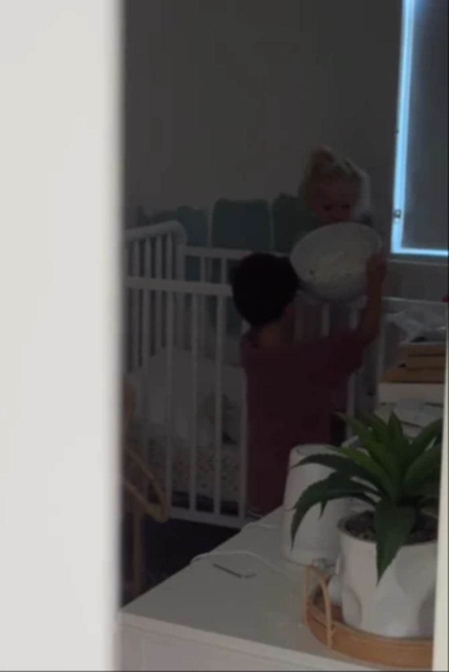 Geschafft! Jetzt ab zur Schwester. «Halt das mal», sagt Asher.
