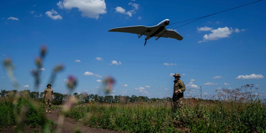 Ukrainische Drohnen bei ihrem Einsatz. (Archivbild)