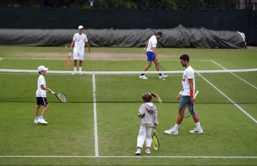 Novak Djokovic erscheint mit seinen beiden Kids zum Wimbledon-Training.