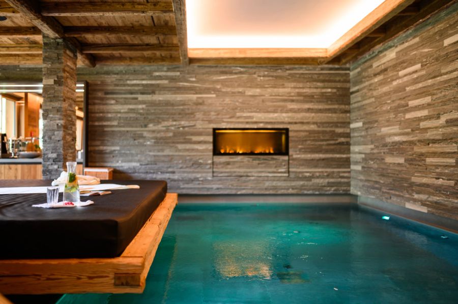 Indoor Pool mit Kamin im Arula Chalet.