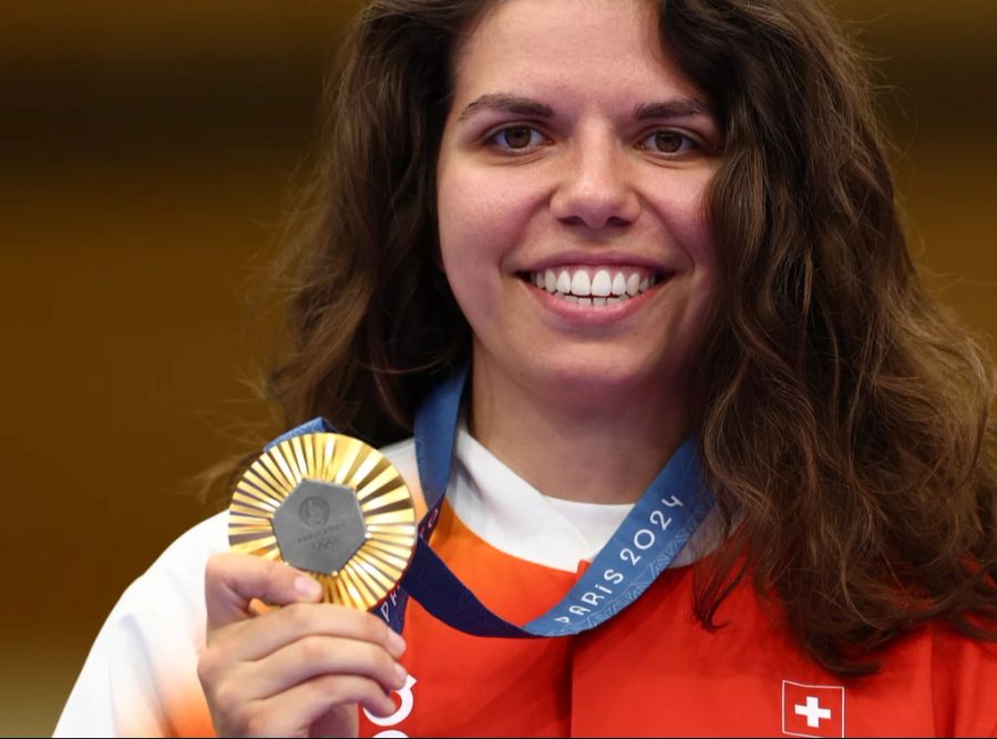 Schützin Chiara Leone und ihre Goldmedaille.