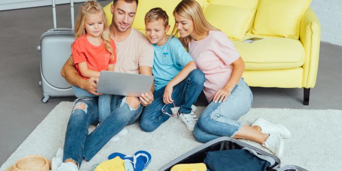 Familie mit Laptop, Ferienutensilien