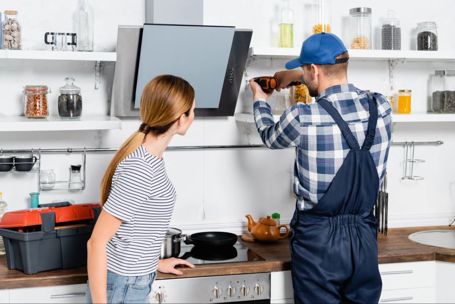 Küche, Frau, Mann bohrt