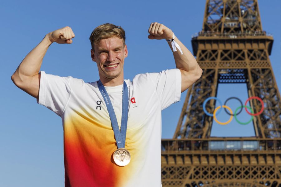 Roman Mityukov schwimmt bei Olympia 2024 zu Bronze über die 200 m Rücken.