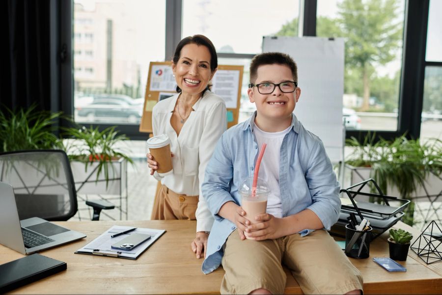 Mutter, Kind, im Büro