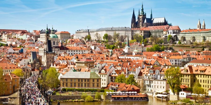 Menschenmenge Karlsbrücke Prag Sonnenschein