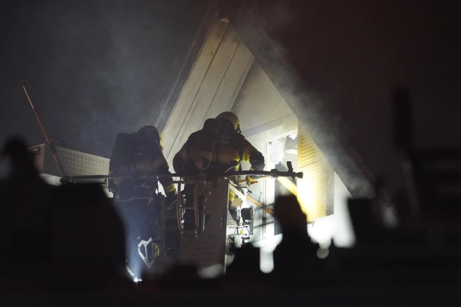 Bei einem Brand in einem Mehrfamilienhaus in Einsiedeln SZ kam es zu einer starken Rauchentwicklung.