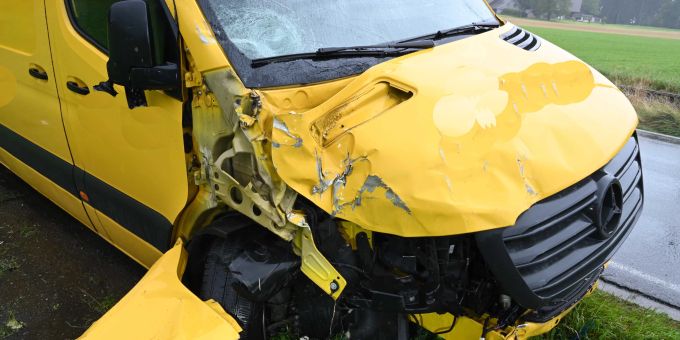 Lieferwagenlenker kollidiert in Hohenrain LU mit Kurvenblenden. Hohenrain LU