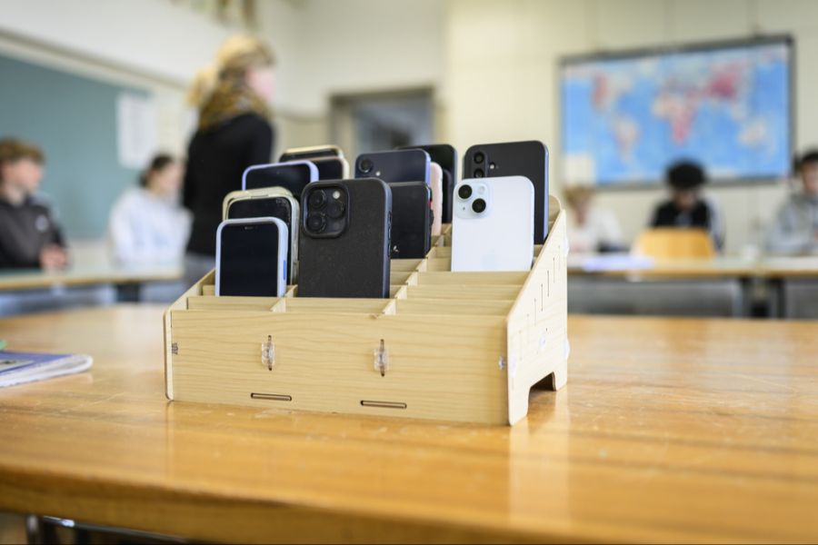 Nun greifen Aargauer Schulen zu einer neuen Massnahme – und verbieten elektronische Geräte. (Archivbild)