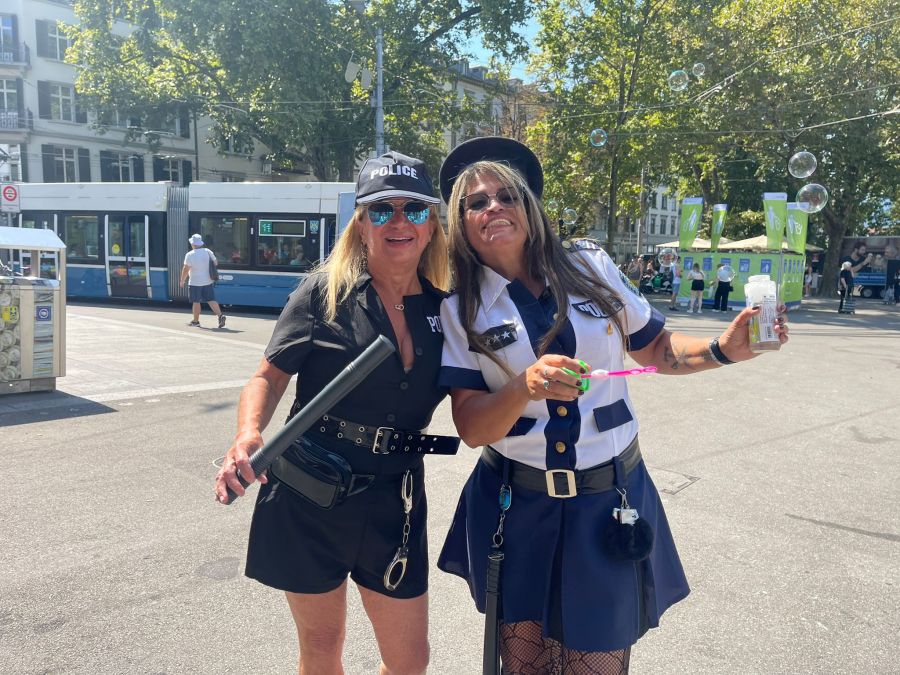 Die ersten Feiernden haben sich zur Street Parade eingefunden.