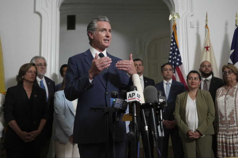 Das machen nun auch die politischen Gegner von Trump wie beispielsweise der Gouverneur von Kalifornien, Gavin Newsom. (Archivbild)