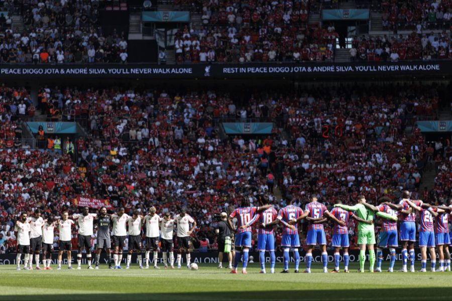 Kurz vor Anpfiff zwischen Crystal Palace und Liverpool senkte sich Stille über das Stadion.