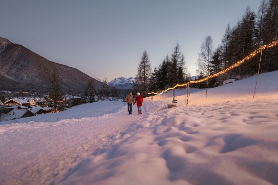Dämmerung Schnee Berge Lichter
