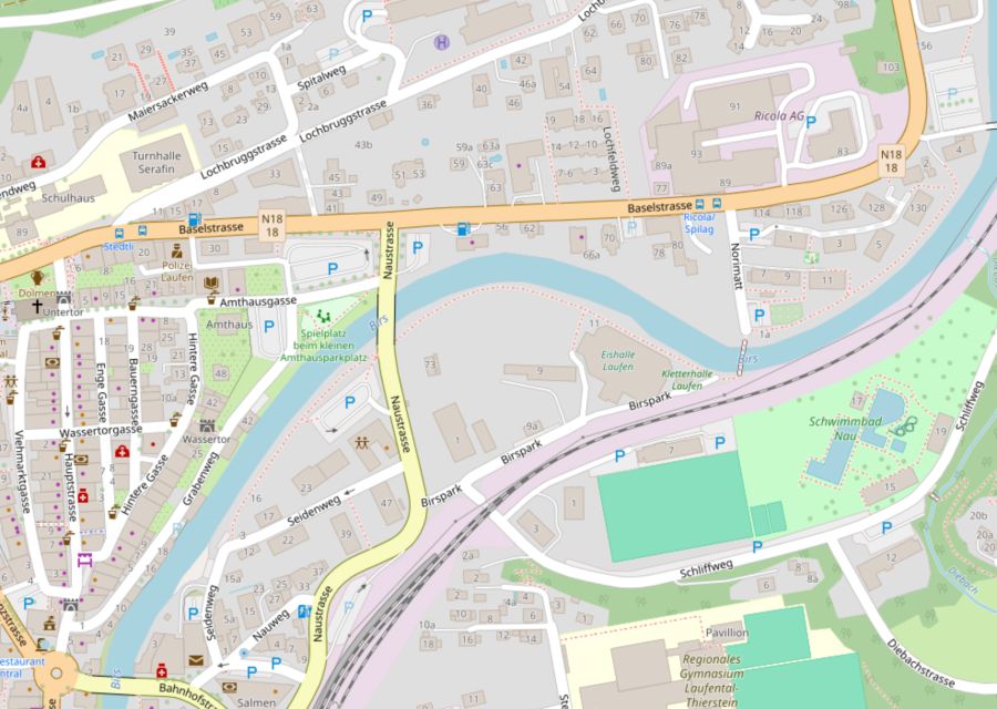 Die aktuelle Situation: Rechts im Bild befindet sich das Schwimmbad, unweit entfernt die Eishalle. Dazwischen verlaufen die Bahngleise – bald auch die Naustrasse?