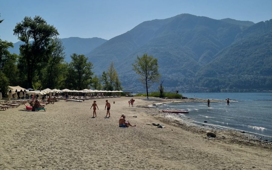 Im Strandbad Lido in Ascona kosten zwei Liegen mit Sonnenschirm 29 Franken – zusätzlich zu den 9 Franken Eintritt pro Person.
