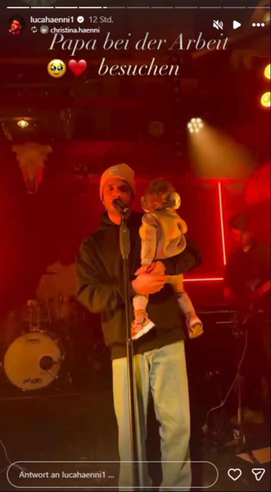 Luca Hänni hält seine Tochter auf dem Arm. Die Kleine trägt einen Gehörschutz.