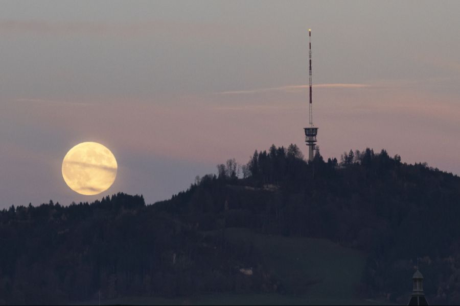 Der Mond war rund 30'000 Kilometer näher an der Erde als im Durchschnitt, hier neben dem Zürcher Üetliberg.