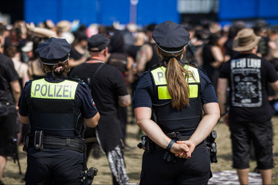 Die deutschen Polizisten waren voll uniformiert und bewaffnet. (Symbolbild)