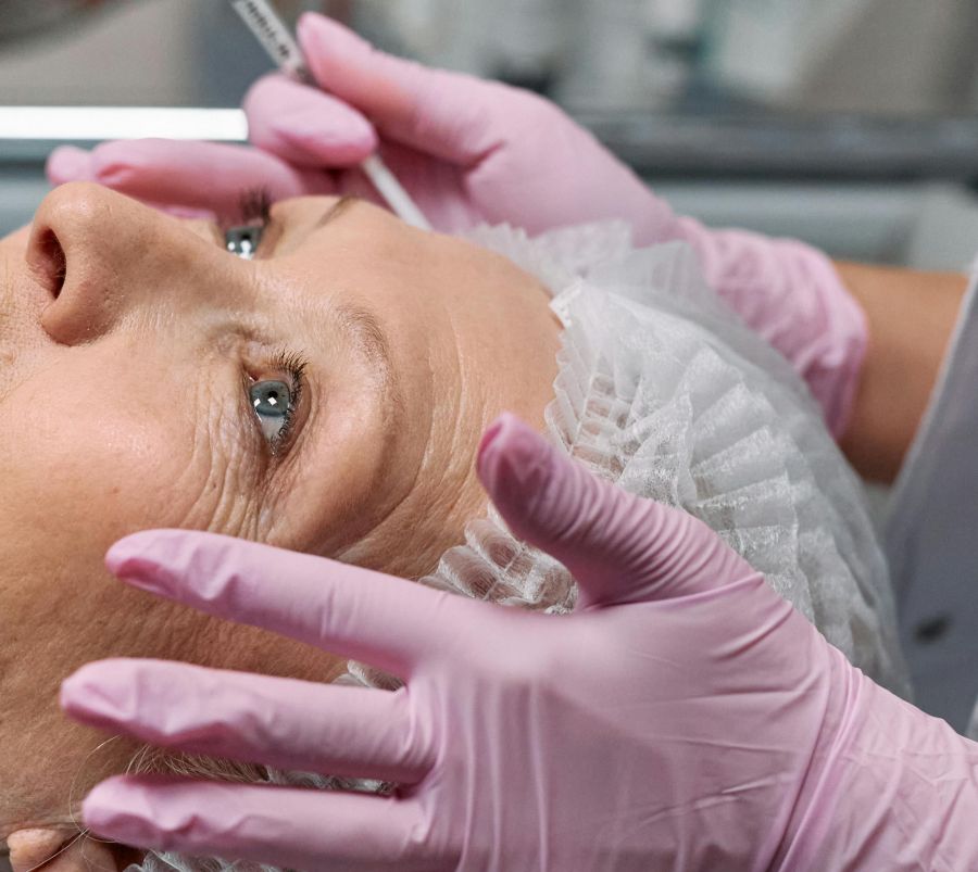 Das typische Alter für ein Facelift liege laut dem Facharzt zwischen Mitte 40 und 60 Jahren. (Symbolbild)
