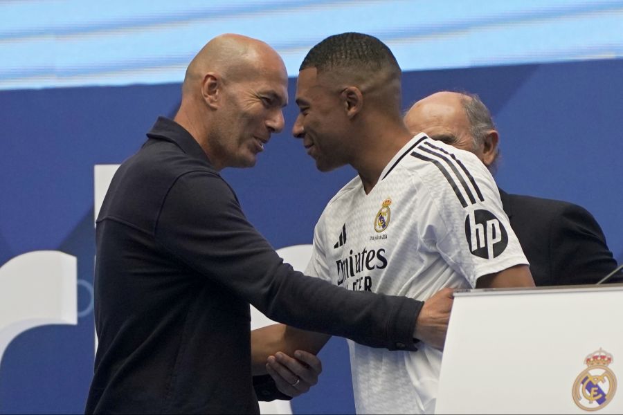 Zinedine Zidane (links) wird nach der WM 2026 wohl Trainer der französischen Nationalmannschaft um Kylian Mbappé (rechts). (Archivbild)