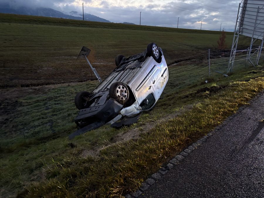 Der Lieferwagen überschlug sich beim Unfall.