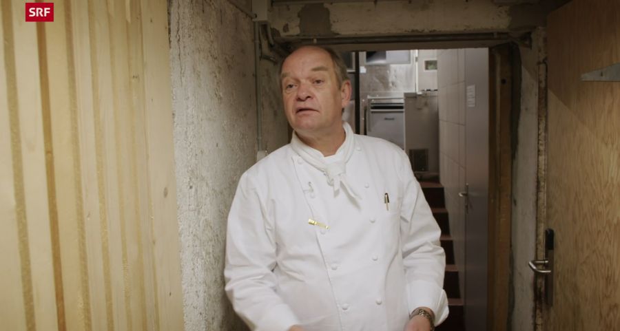 Küchenchef Franz Faeh zeigt den privaten Weinkeller, der einem Gast gehört.