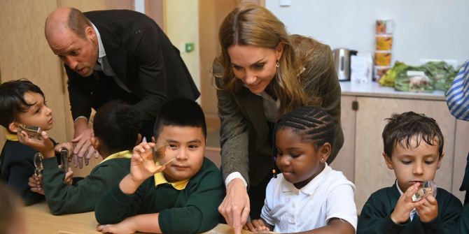 Prinz William und Prinzessin Kate mit Teil einer Schulklasse