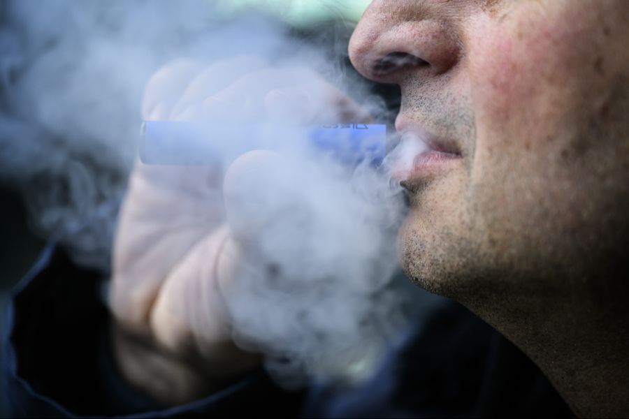 Der Pendler fragt sich, ob das ein verbreiteter Trick unter Rauchern im Zug ist. (Symbolbild)