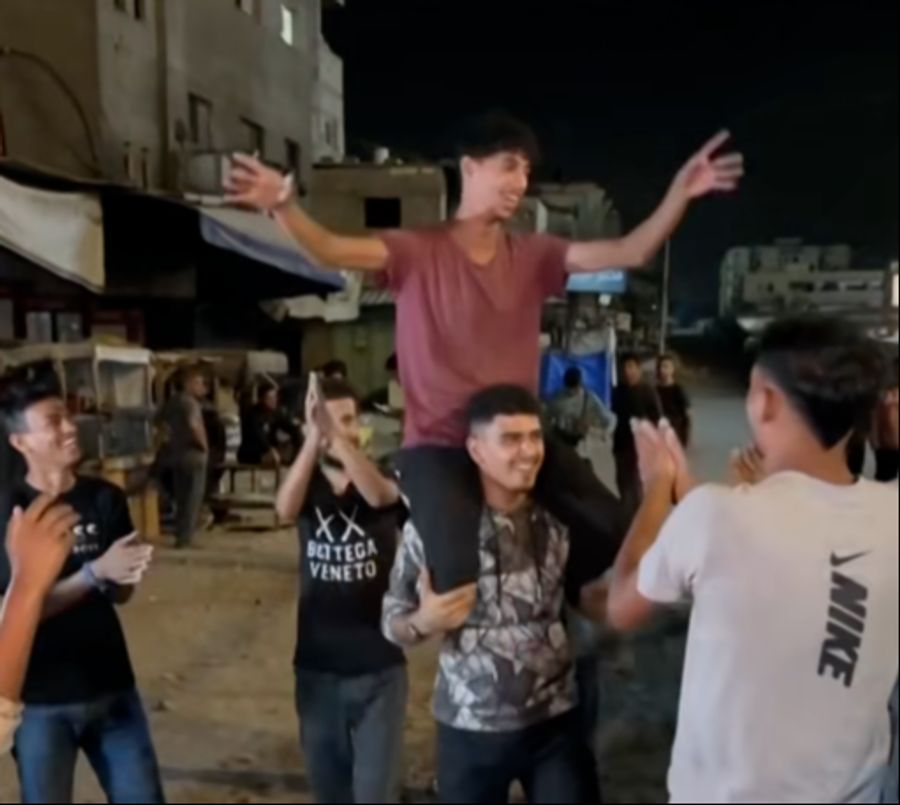 Die Hoffnung ist gross: Die Menschen in den Strassen von Gaza feiern.