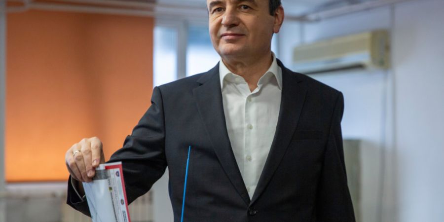 Albin Kurti, amtierender Premierminister des Kosovo und Vorsitzender der politischen Partei VeteVendosje, gibt in der kosovarischen Hauptstadt seine Stimme ab. Zum zweiten Mal in diesem...