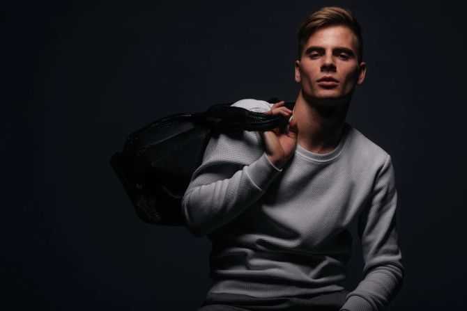 junger mann posiert