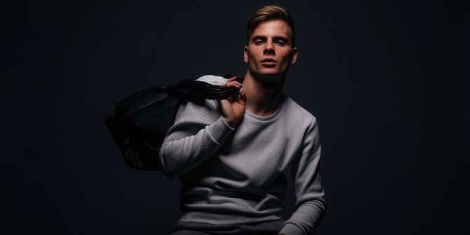 junger mann posiert