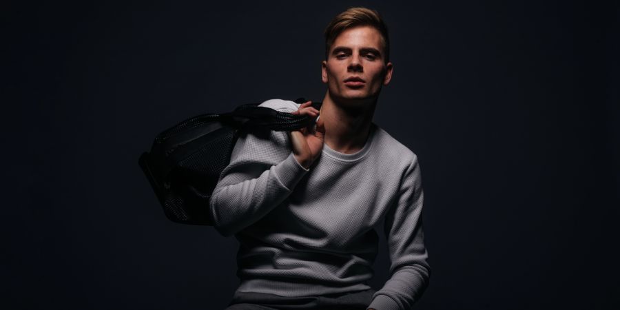 junger mann posiert