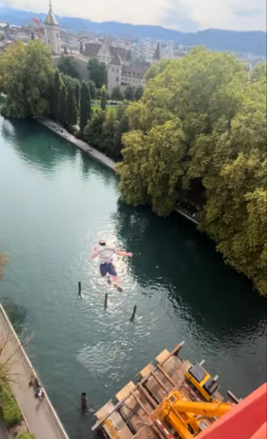 Im Video wird behauptet, der Kran sei 37 Meter hoch.
